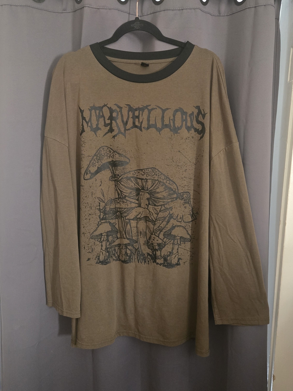 ROMWE 3xl Green Long-Sleeve Graphic Tee with Black Mushroom Print